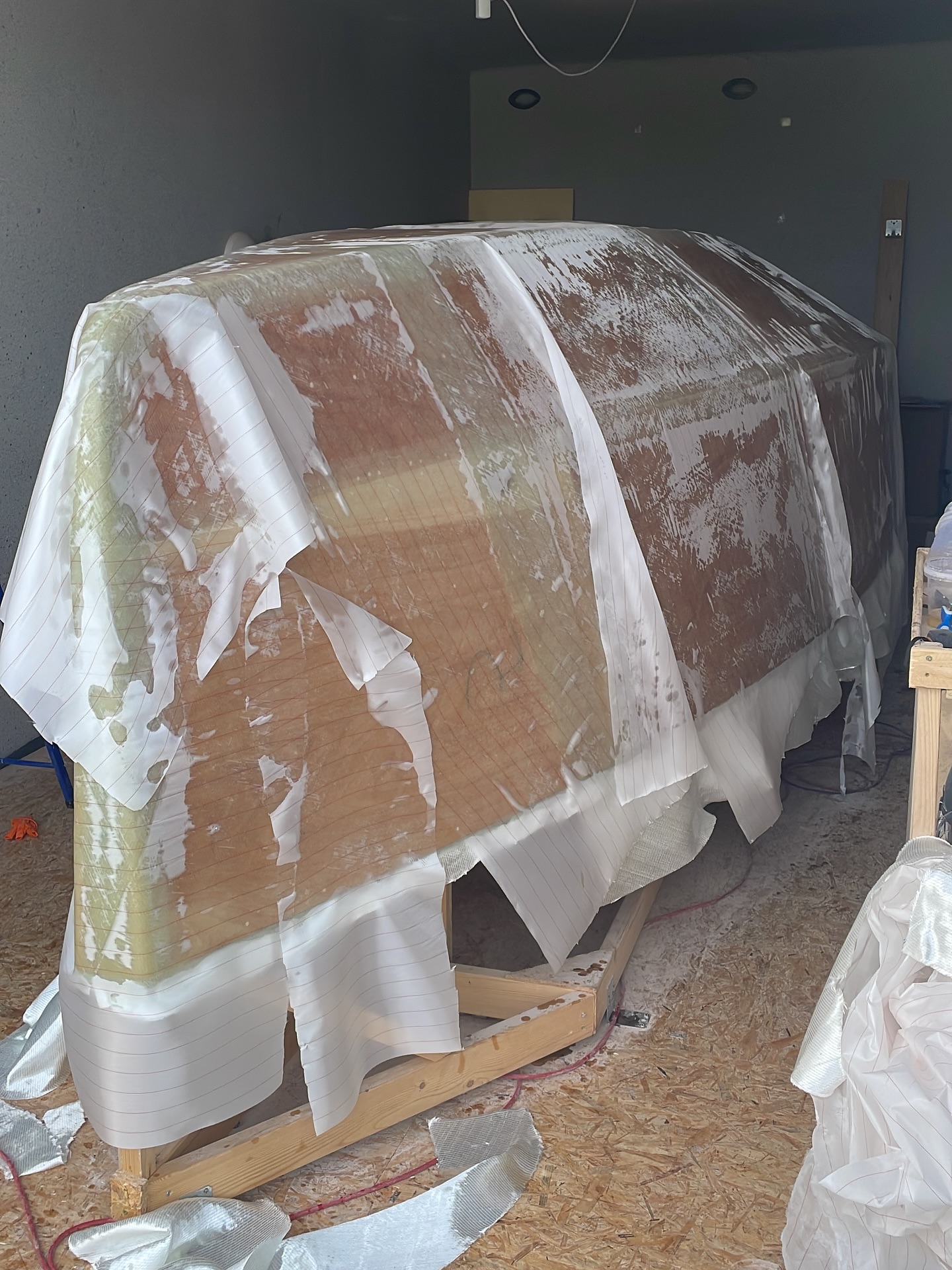 ✨ Heute haben wir bei Makani einen riesigen Schritt gemacht – der Rumpf ist nun komplett laminiert! 😁
Mit dabei war wieder Ralph (Baunummer 267), der uns tatkräftig unterstützt hat. 💪

Als nächstes wartet der Spachtel auf uns, bevor wir endlich den Rumpf drehen können – ein weiterer Meilenstein rückt näher! ⛵️

🙏 Ein großes Dankeschön an dich, Ralph – ohne deine Hilfe wären wir heute nicht so weit gekommen.
.
.
.
✨ Today we made a huge step forward with Makani – the hull is now completely laminated! 😁
Once again, we had great support from Ralph (build number 267), who gave us a big hand. 💪

Next up is fairing the hull before we can finally turn it over – another big milestone is getting closer! ⛵️

🙏 A huge thank you to you, Ralph – without your help we wouldn’t have come this far today.

#segeln #bootbau #selbstgebaut #segelyacht #projektboot #offshoresailing #bootsliebe #holzboot #segelprojekt #bootsbau #seglerleben #abenteueraufdemwasser #laminieren #yachtbau #meerliebe #sailinglife #oceanadventure #diyboat #boatbuilding #sailingyacht #offshorechallenge #sailingcommunity #selfbuildboat #globe580 #miniyacht #sailadventure #sailboatbuilding #dreambig #sailingdreams #makani