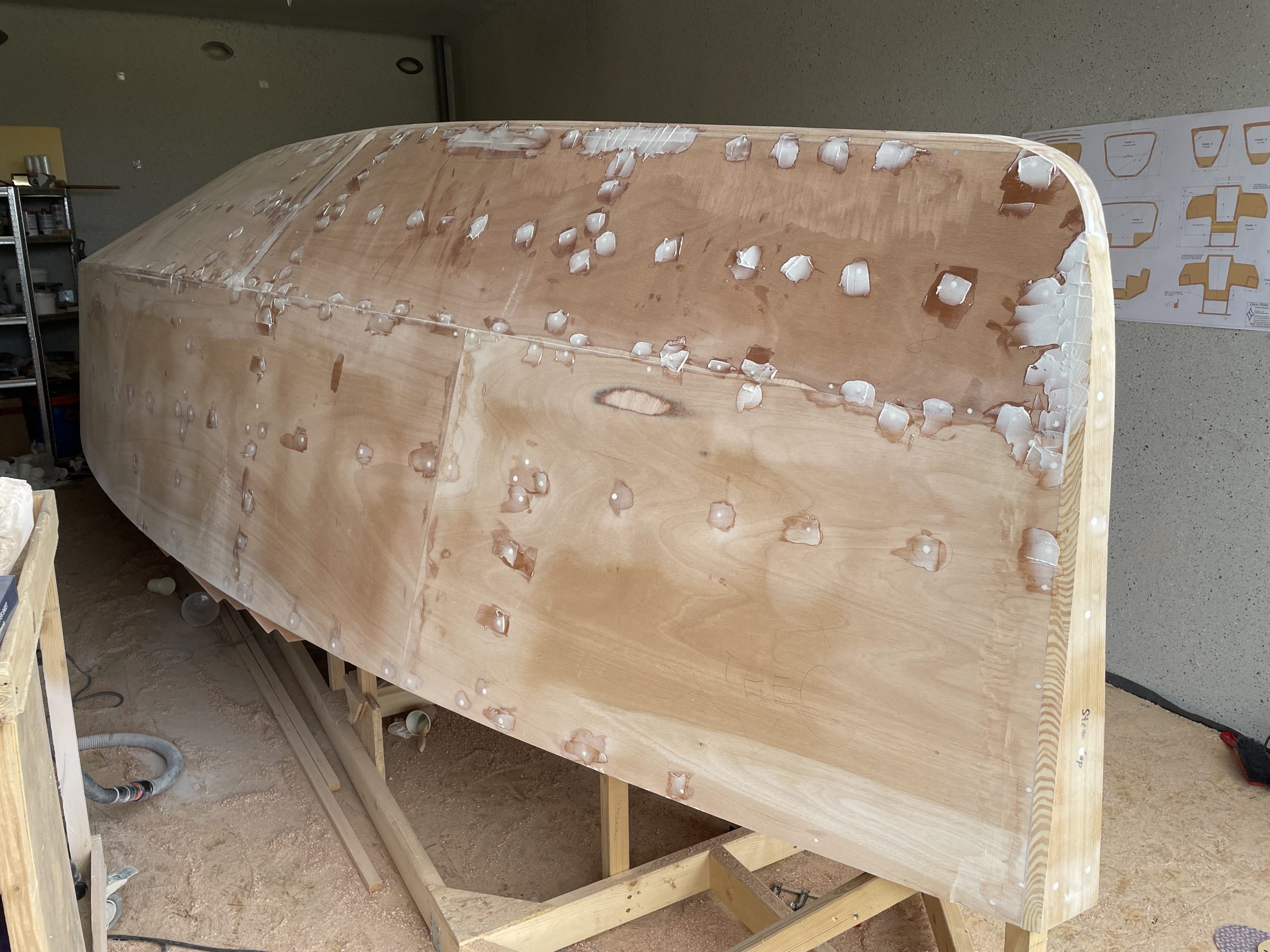 Vorbereitung fürs Laminieren – Feinschliff am Rumpf